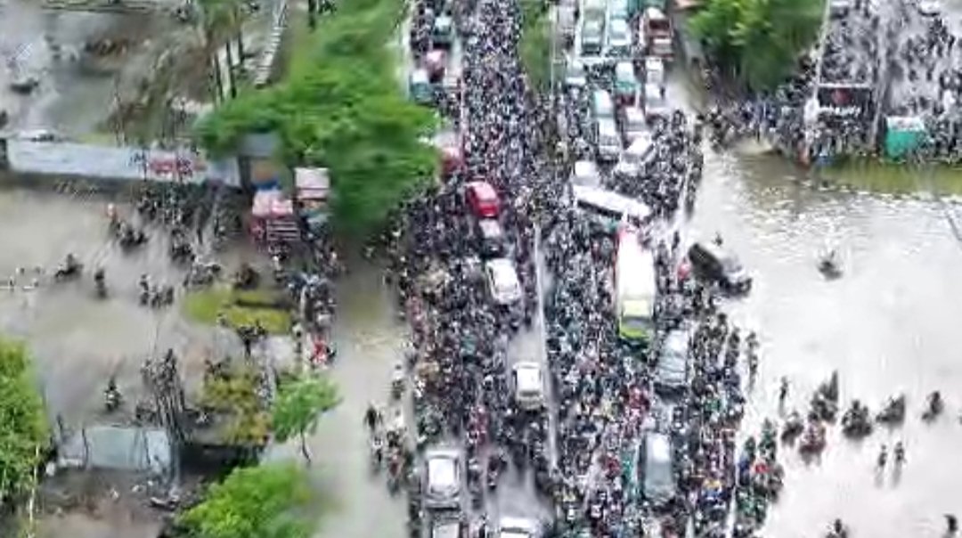 Jalan Perintis Kemerdekaan Arah Makassar-Gowa Macet Total Gegara Genangan Air