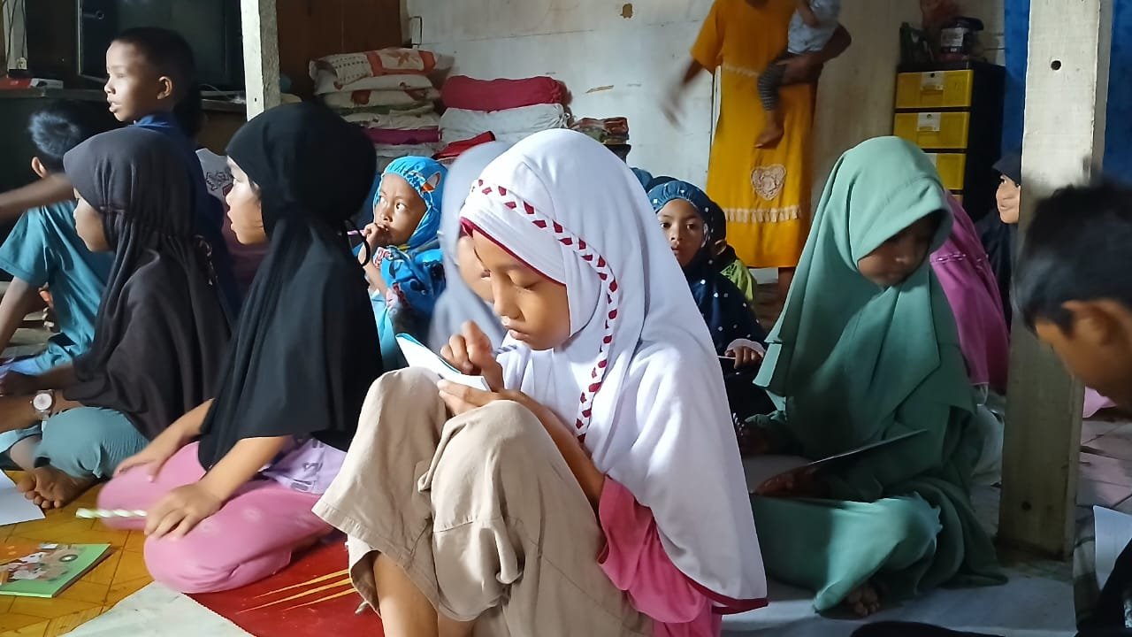 IMM FEB UNM Edukasi Anak dan Bagikan Pangan ke Warga Kampung Pandang