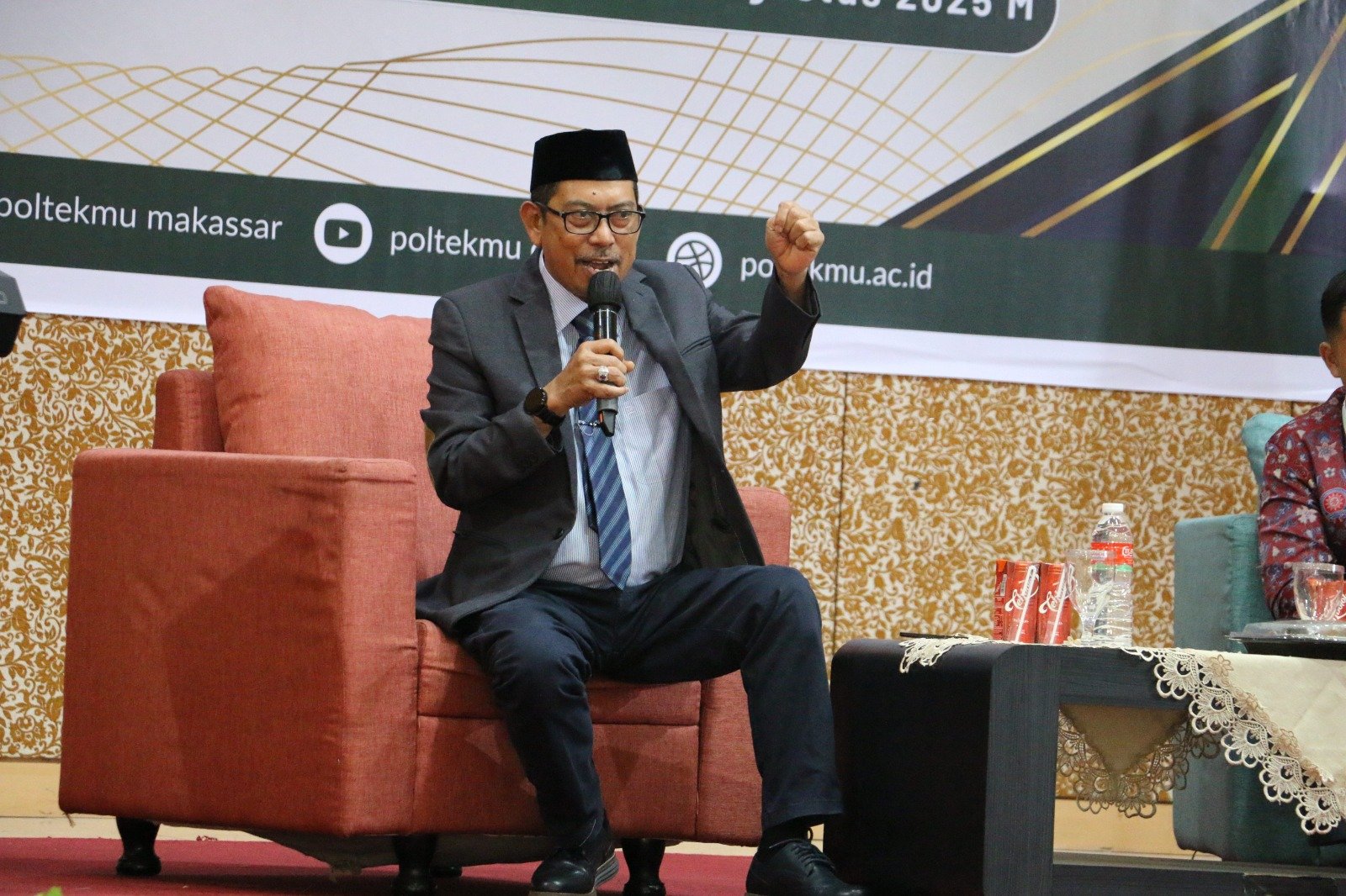 Apresiasi Keunggulan PoltekMu, Kepala LLDIKTI Wilayah 9 Hadiahkan Sebuah Lagu