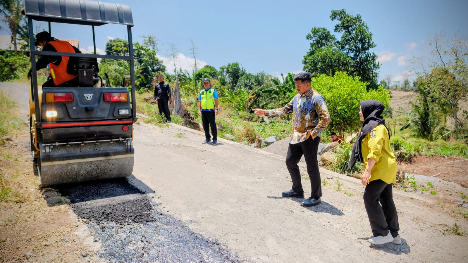 Terima Keluhan Warga Soal Badan Jalan Rusak, Bupati Uji Langsung Turun Tangan Bawa Alat Berat