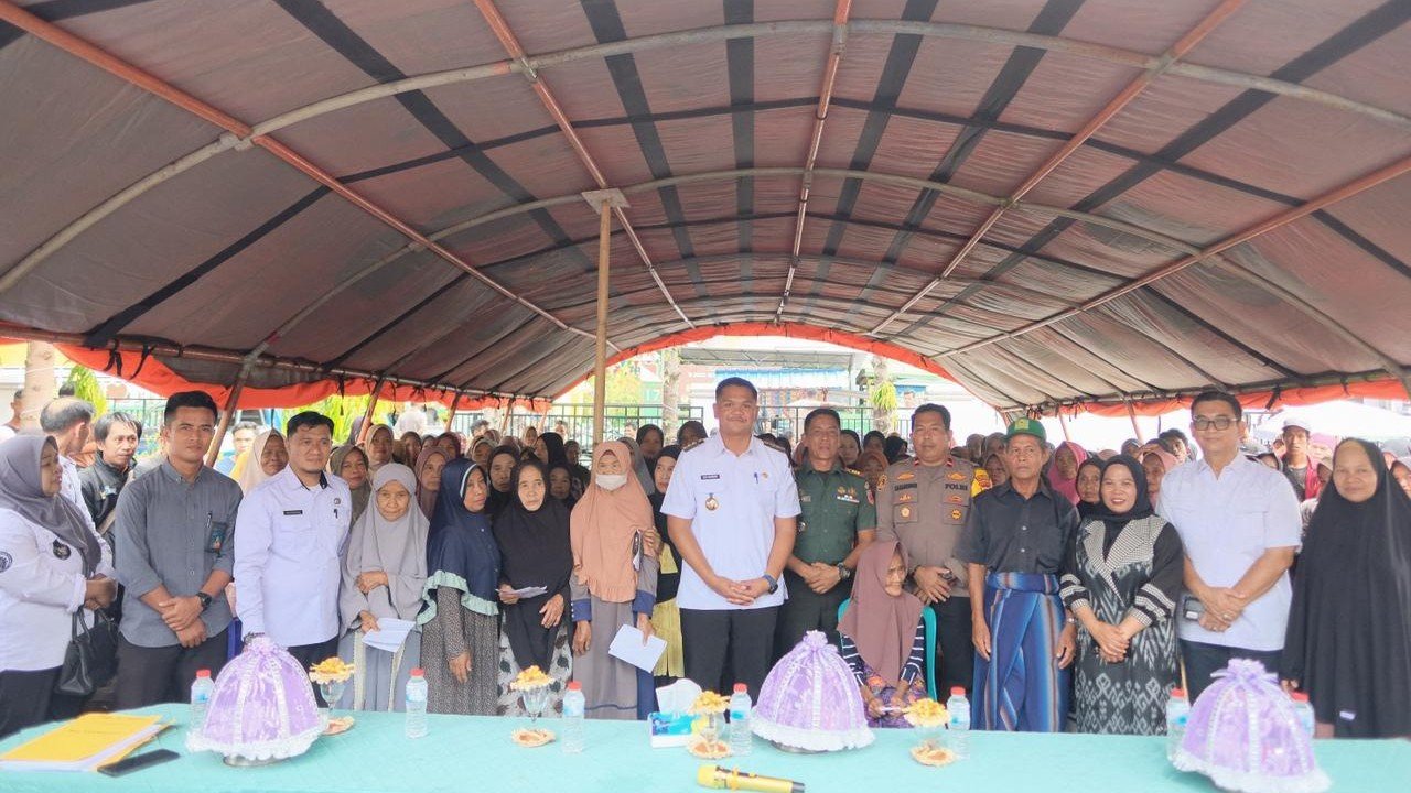 Bupati Uji Salurkan Bantuan BLTS Kesra ke Warga Eremerasa Minta Diperuntukkan Bahan Pokok