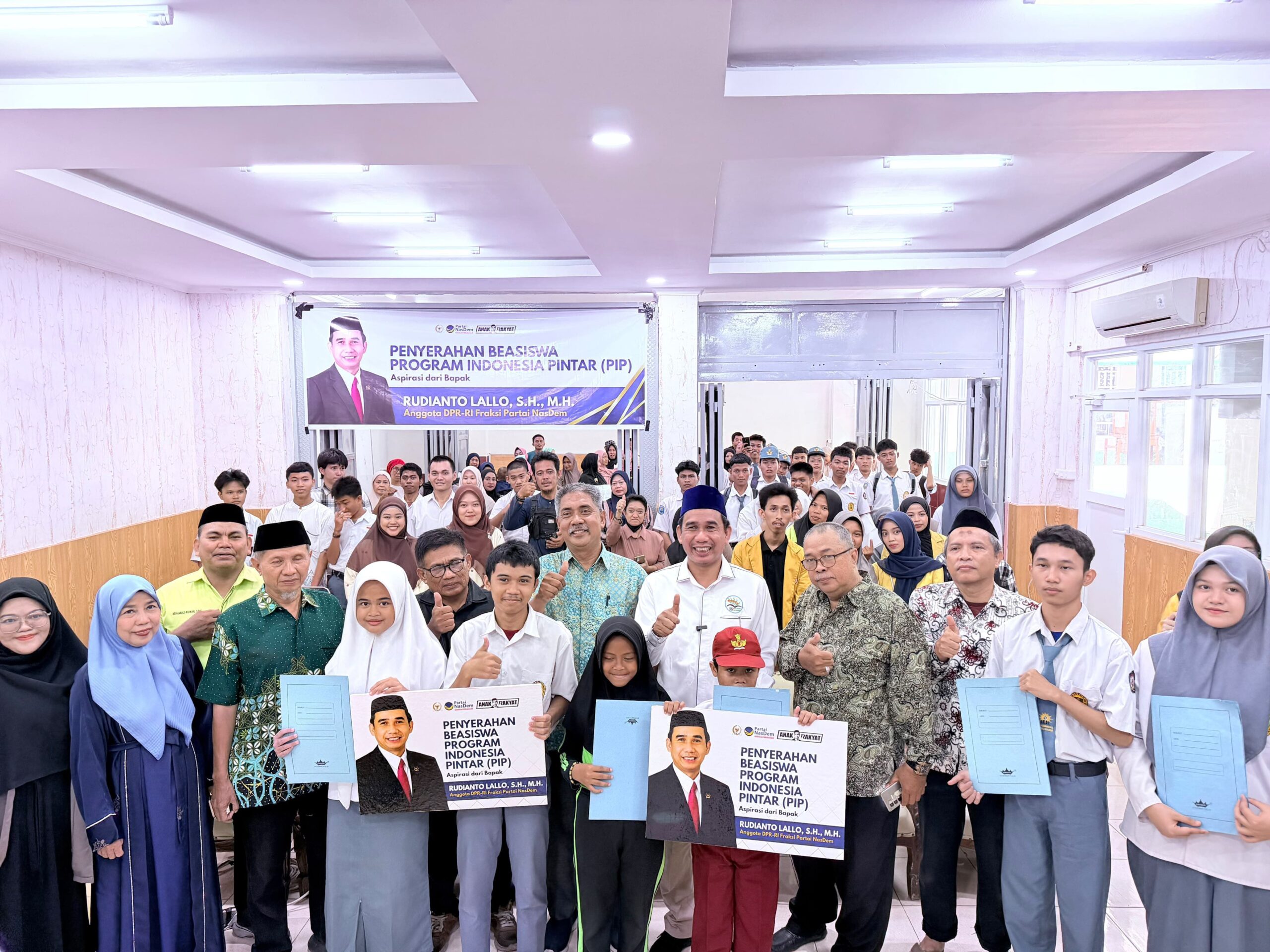 Angkatan Muda Muhammadiyah Bontoala Gelar Pengabdian Masyarakat, Rudianto Lallo Serahkan Beasiswa PIP