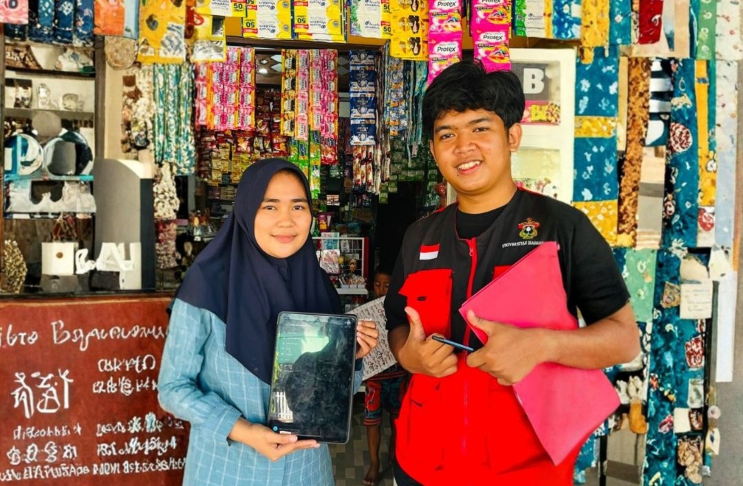 Bantu UMKM, Mahasiswa Unhas Kenalkan Aplikasi SAKU di Desa Talumae