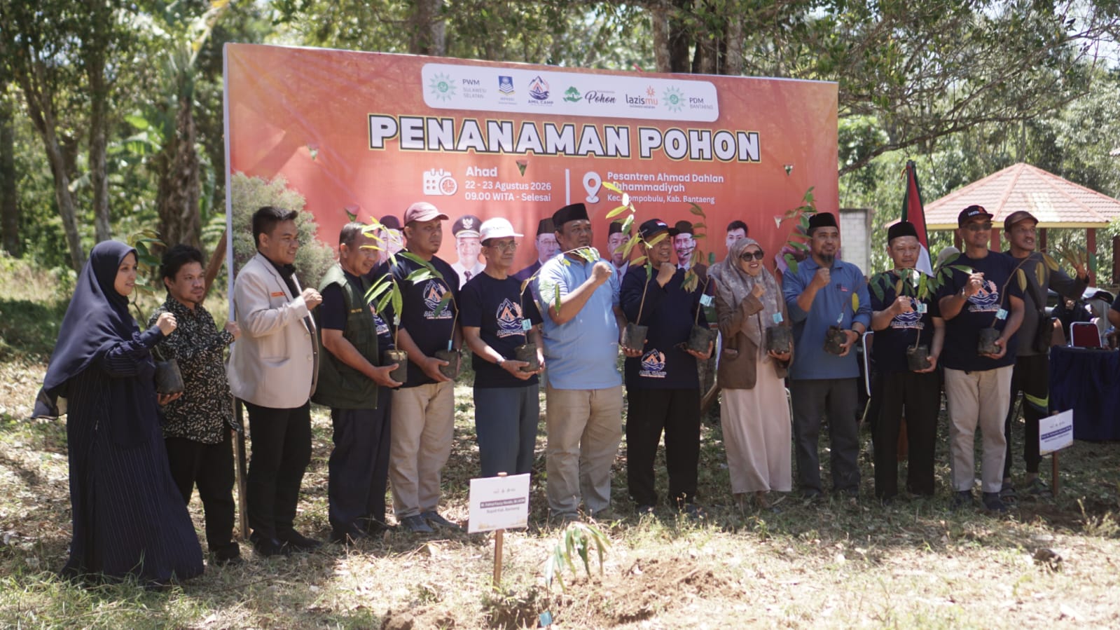 Lazismu Tanam 400 Bibit Durian di Bantaeng: Pemberdayaan Ekonomi-Rawat Lingkungan