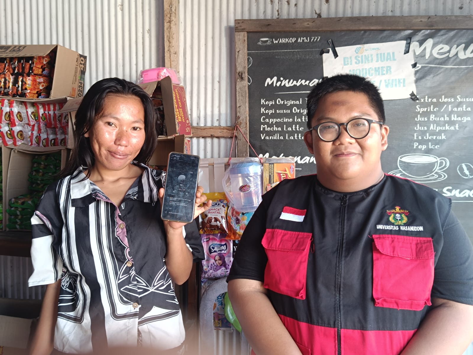 Mahasiswa KKN Unhas Dampingi Pelaku UMKM Desa Talumae Optimalisasi WhatsApp Business