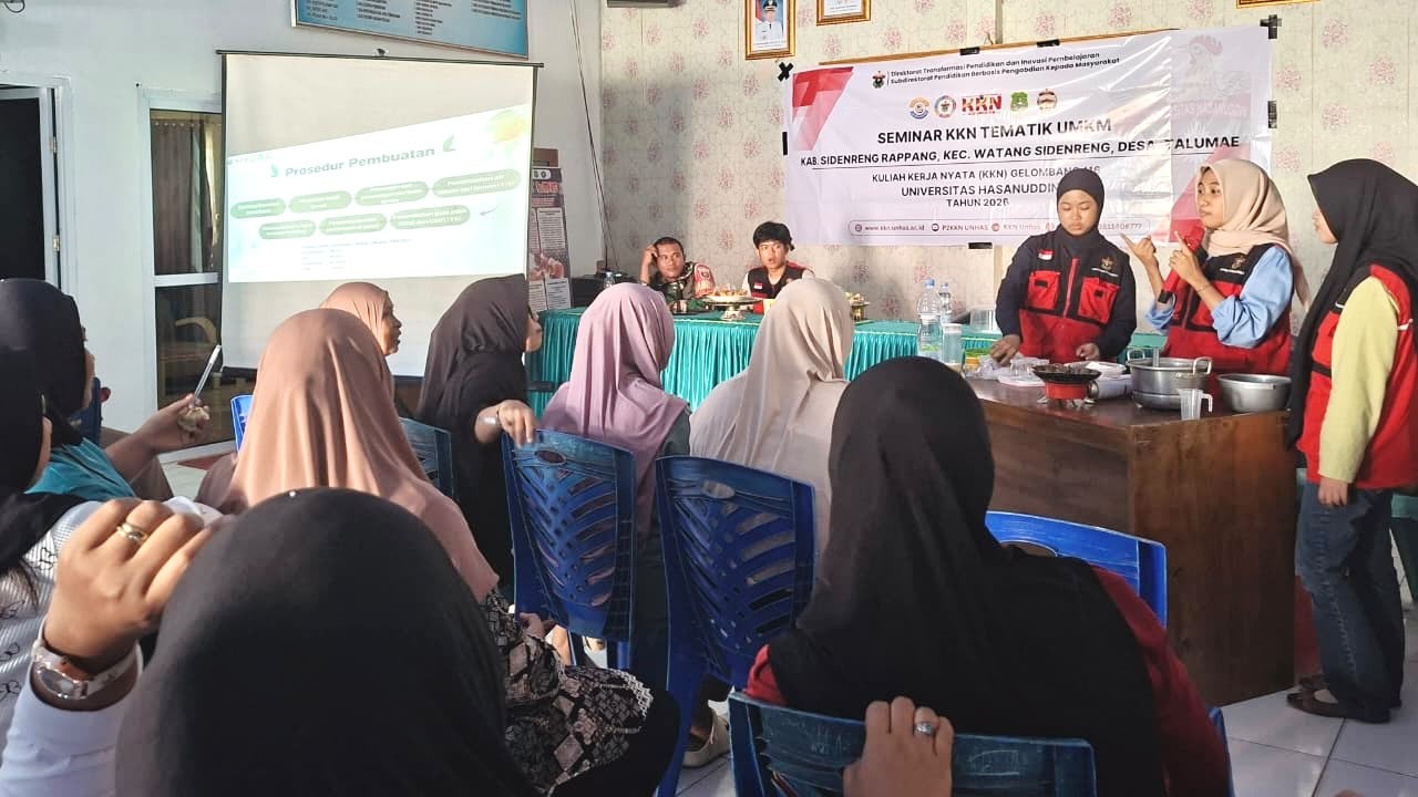 Mahasiswa KKN Unhas Latih Warga Desa Talumae Olah Jeruk Lemon Jadi Sirup