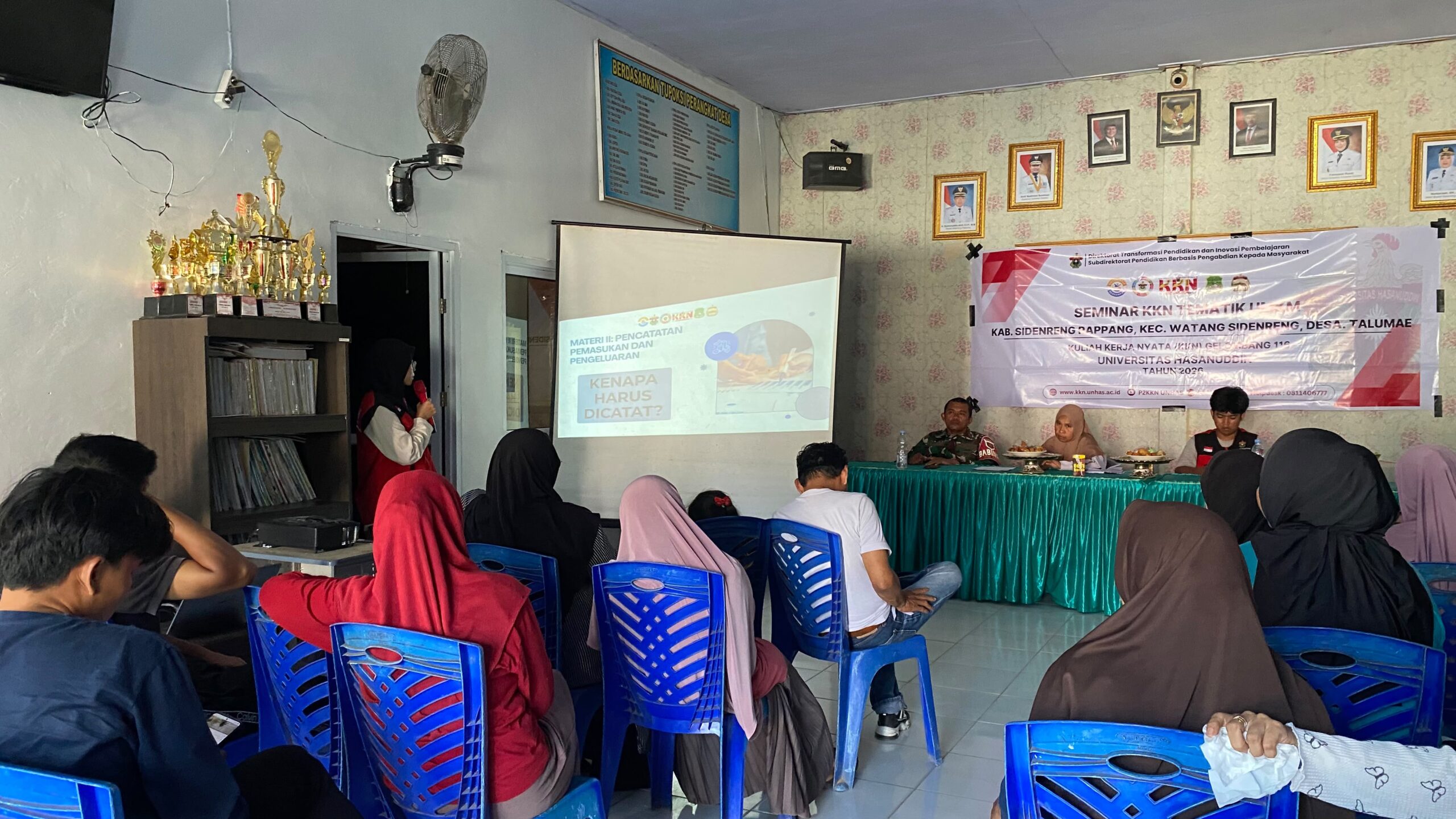 Mahasiswa KKN Unhas Gelar Seminar Literasi Keuangan bagi UMKM Desa Talumae